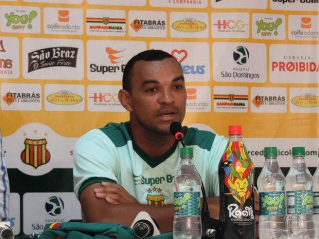 O volante Diones deve estar à disposição do técnico Oliveira Canindé na próxima partida