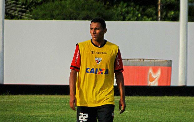 O volante Pedro Bambu celebrou sua boa fase com a camisa do Atlético-GO