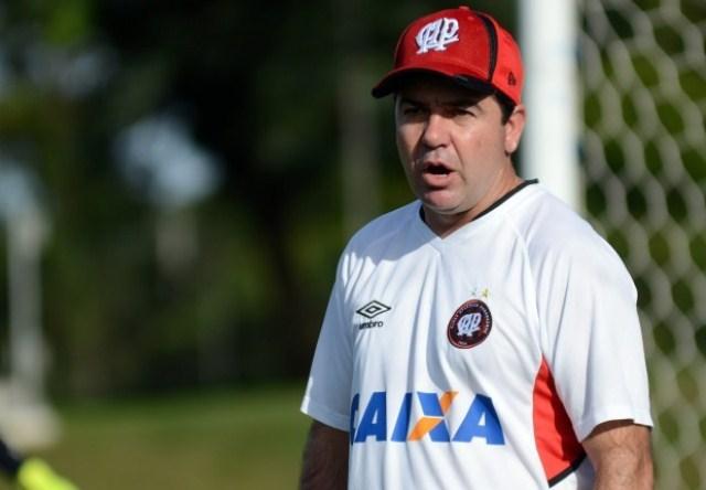 O treinador Enderson Moreira quer que o Atlético-PR se imponha para alcançar regularidade no Paranaense