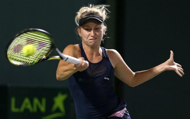 Daria Gavrilova, 97ª do ranking, derrotou sua compatriota Maria Sharapova por 2 sets a 0 (Foto:Mike Ehrmann)