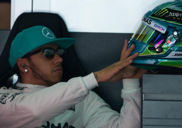 Lewis Hamilton ficou na frente no primeiro dia de treinos, mas está atento à Ferrari