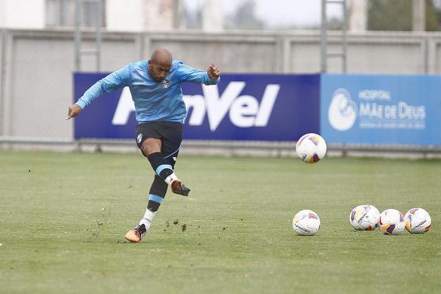 Fellipe Bastos foi testado na vaga de Ramiro no meio-campo