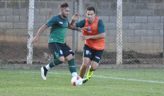 Robertinho (dir) foi jogador do Tombense em 2012