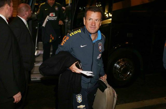 A Seleção já desembarcou em Londres, onde treina neste sábado e enfrenta o Chile no domingo
