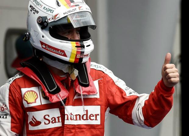 Vettel comemorou o desempenho no treino classificatório e foi elogiado por Rosberg