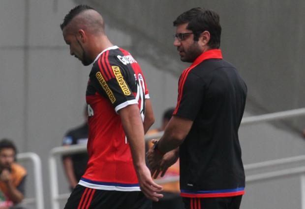 Substituído ainda no início do duelo com Bonsucesso, Canteros preocupa comissão técnica rubro-negra (Foto: Gilvan de Souza)