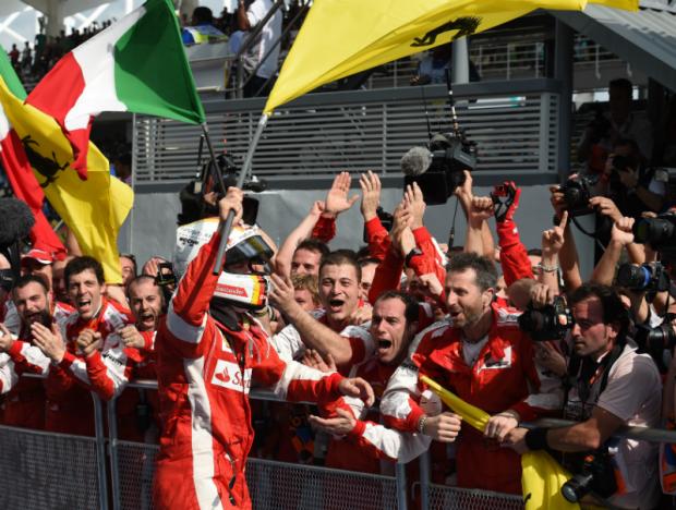 Sebastian Vettel comemorou com os funcionários da Ferrari a vitória no GP da Malásia