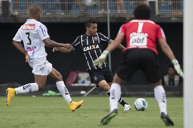 Atuando como lateral esquerdo, o versátil Petros teve boa atuação em Bragança (Foto: Daniel Augusto Jr.)