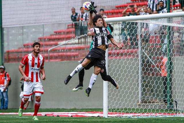 Luan ficou preocupado com o número de gols que perdeu na partida