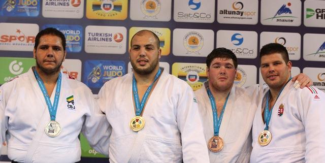 Rafael Silva, à esquerda, terminou o Grand Prix de Samsun na segunda colocação após perder a final para Faicel Jaballah