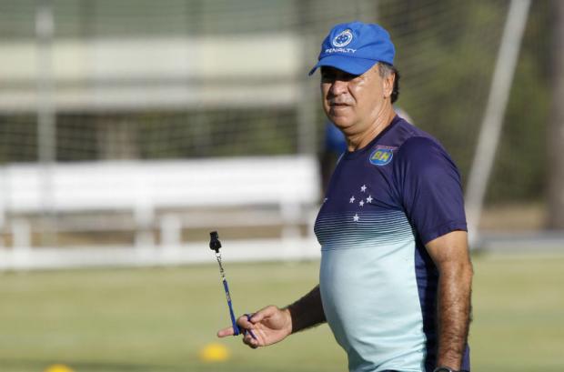 Marcelo Oliveira quer treinar a bola parada (Foto: Washington Alves/Light Press)