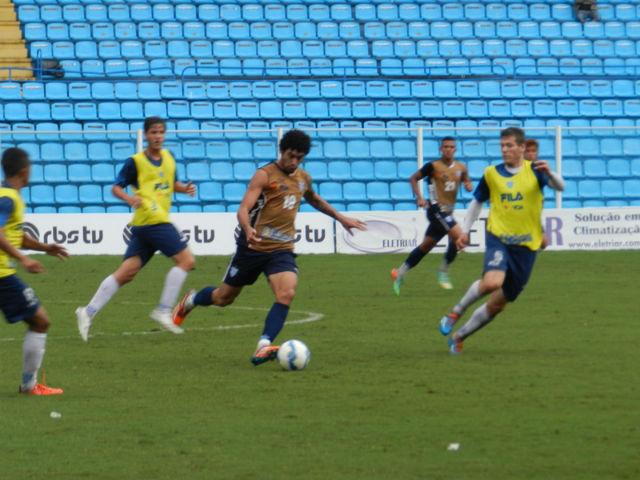 Reservas fizeram jogo-treino contra equipe Sub-20 na manhã desta segunda-feira (Foto: André Palma Ribeiro)