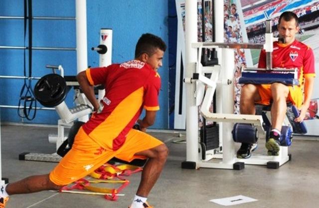 Titulares contra o Sport fizeram trabalho leve na academia nesta segunda. (Foto: Nodge Nogueira)