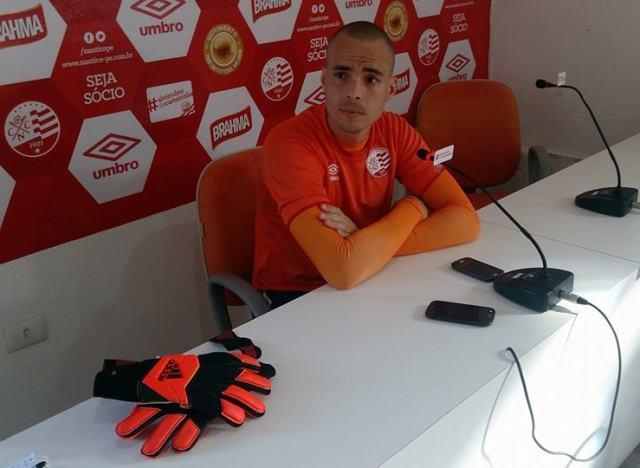O goleiro Júlio César não participou do treino do Náutico nesta segunda-feira por um incômodo na coxa