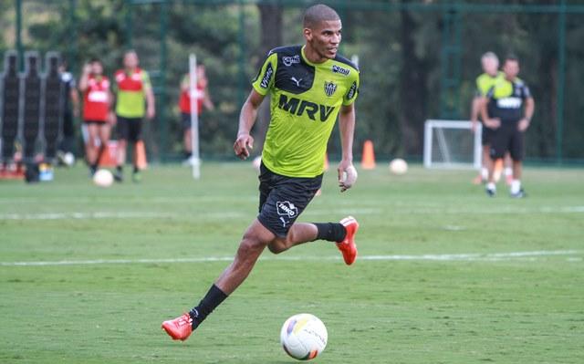 Leonardo Silva, recuperado de cirurgia em um dos dedos da mão, é um dos trunfos atleticanos no Estadual