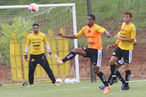 O meia Cléber Santana pode ser desfalque para a partida contra o Figueirense