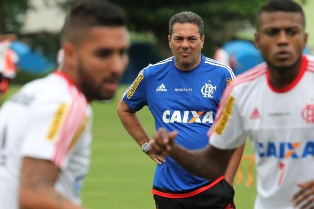 Com efeito suspensivo, Luxemburgo está liberado para dirigir o Flamengo contra o rival Fluminense