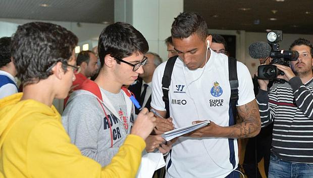 Lateral dá autógrafo a torcedores do Porto horas depois de ser anunciado como reforço do Real Madrid