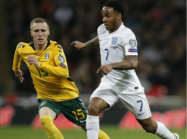 Sterling foi bem com a camisa da seleção ingles acontra a Lituânia, na última sexta (Foto: Adrian Dennis)