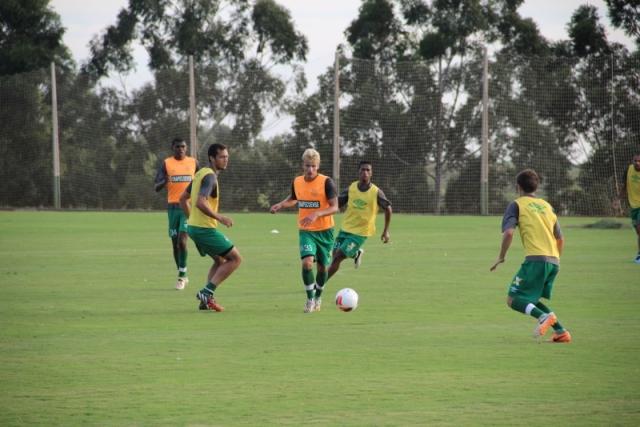 Hyoran (de costas) treina com o elenco da Chape; jovem jogador não se vê mais como promessa em SC