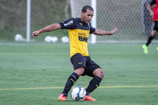 Sem espaço com Levir, Pierre volta a treinar no Atlético-MG, mas é especulado no Fluminense