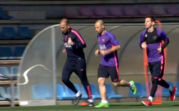 Na manhã desta quinta, argentino correu em volta do campo ao lado de Mascherano