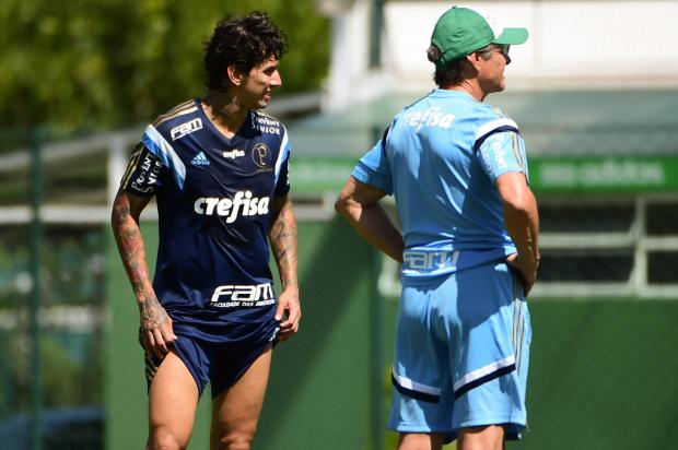 Victor Ramos ouviu de Oswaldo de Oliveira que não há titulares ou reservas no Palmeiras