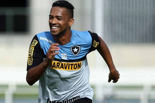Lateral chegou do São Paulo no início do ano, mas só estreou na quarta-feira