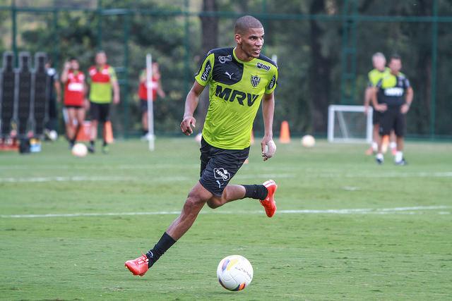 Zagueiro admite que equipe ainda não atingiu o padrão ideal, mas que está trabalhando para isso