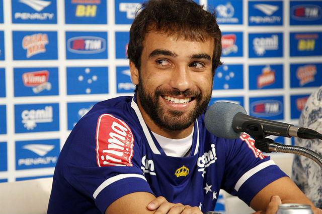 Ex-Portuguesa, meia ainda não teve muitas chances na Raposa (Washington Alves/Light Press)