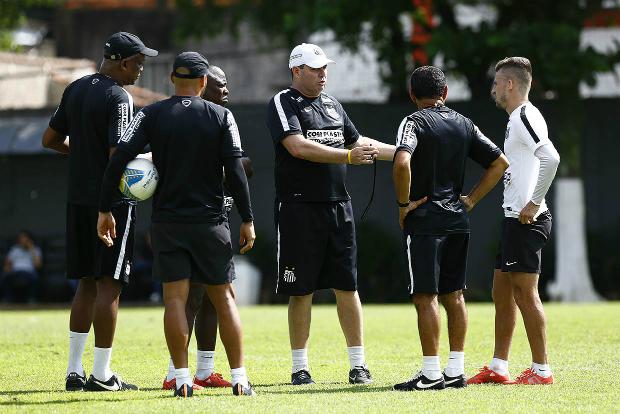 A formação tática adotada pelo Corinthians de Tite preocupa Marcelo Fernandes, que deve mexer no Santos