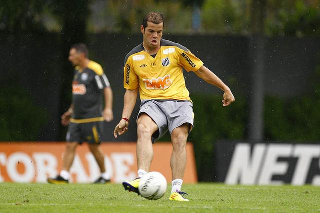 Em 34 jogos pelo time profissional do Santos, Tiago Luis fez apenas dois gols