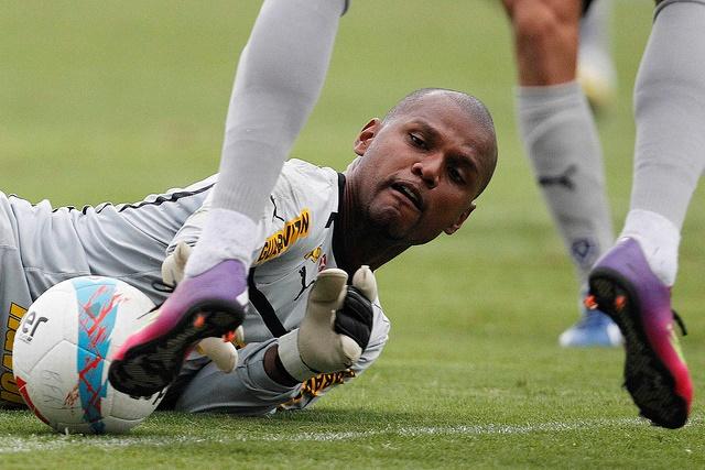 Com lesão no joelho direito, Jefferson será avalliado pelos médicos na próxima semana (Foto: Wagner Meier/AGIF)