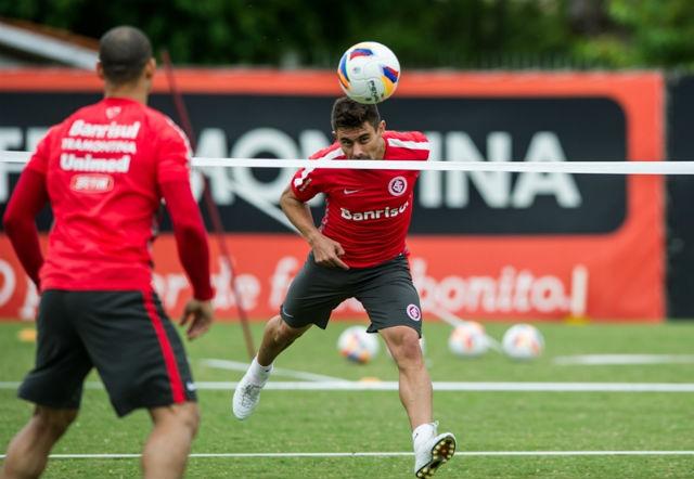 Alex deve retomar a titularidade no domingo