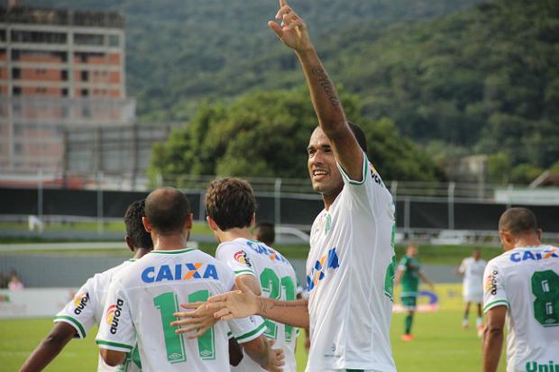 Autor de dois gols, Roger garantiu a vitória da Chapecoense em Blumenau