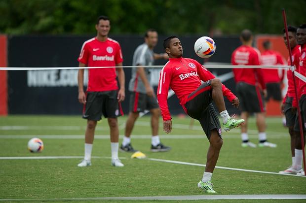 O atacante Jorge Henrique não treinou entre os prováveis titulares para o duelo; ataque deve ser formado por Nilmar