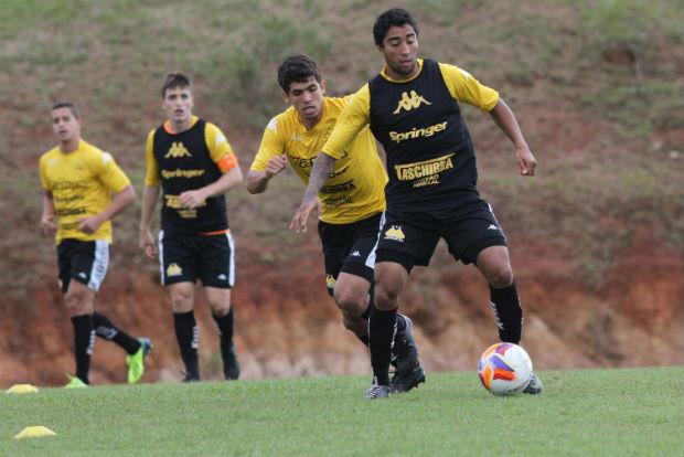 O atacante Maurinho (à frente) voltou à lista de relacionados após quatro partidas 