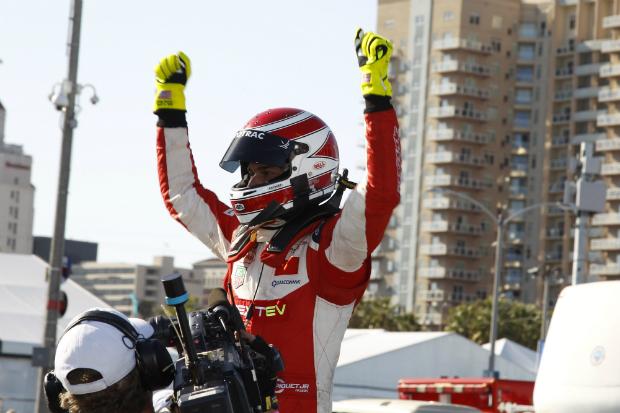 Nelsinho Piquet comemorou com o modelo de capacete que seu pai usava na época em que corria