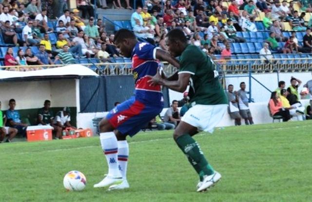Lúcio Maranhão (de azul/vermelho) marcou o gol da vitória do Fortaleza frente o Icasa