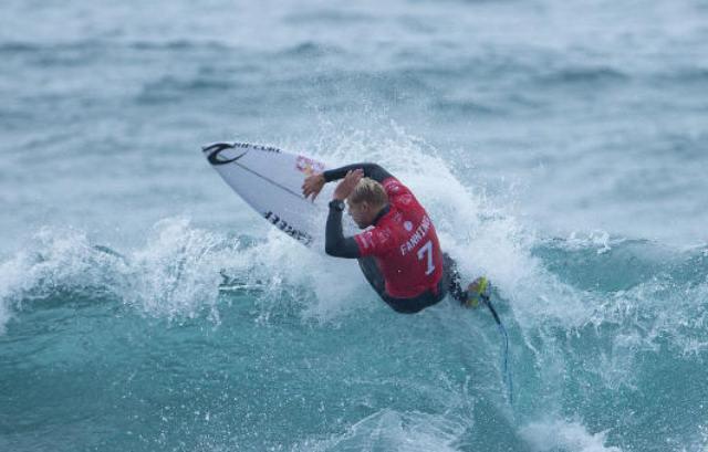 Mick Fanning superou Jadson André na quinta rodada e segue defendendo título de Bells Beach (Foto: WSL)