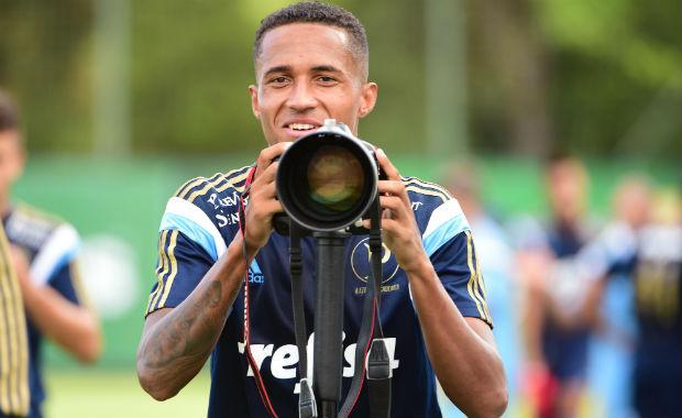 Volante evita críticas ao famoso cantor que impedirá Palestra Itália de receber semifinal do Paulistão