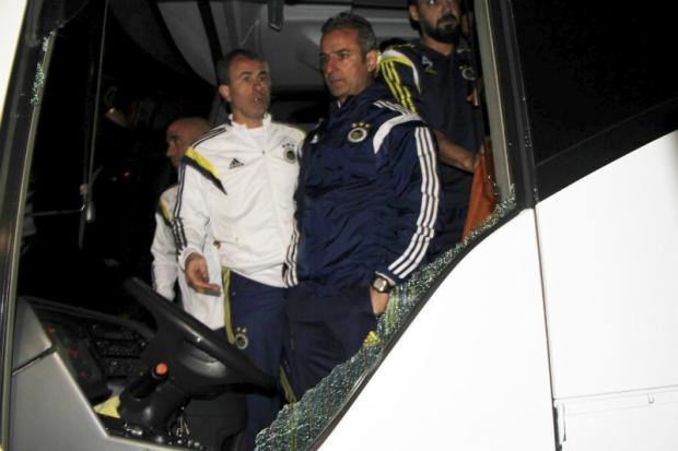 Disparos assustaram delegação do Fenerbahce, que tiveram de agir rápido para se proteger do atentado (Foto: Ihlas News Agency)