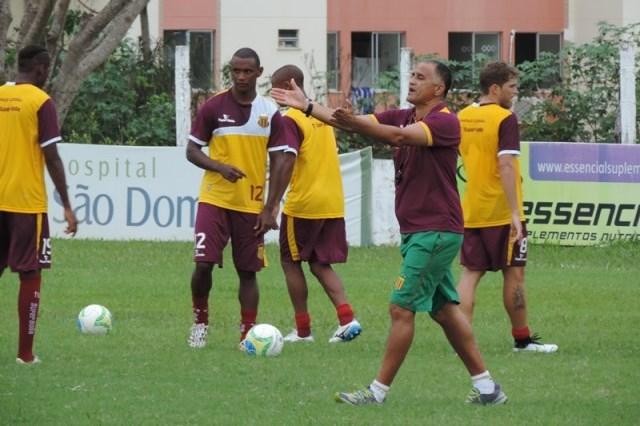 O técnico Oliveira Canindé comemorou os dias a mais de treinamento que ganhou antes do Superclássico
