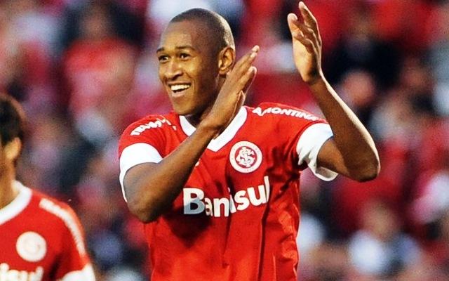 Fabrício saiu jogando a camisa do Inter no chão após ser vaiado pela torcida do Internacional