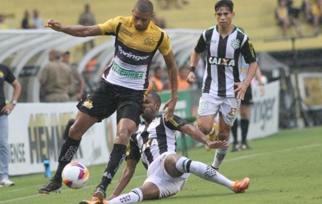 Dudu (ao fundo) recebeu o terceiro cartão amarelo e está suspenso da partida contra o Metropoliano na quinta
