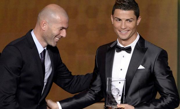 Duas gerações de ídolos do Real Madrid: multicampeão, Zidane demonstrou admiração por CR7 (Foto: Fabrice Coffrini/AFP)