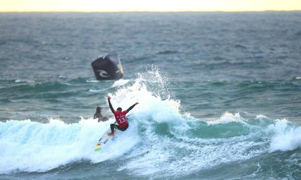 Adriano de Souza, o Mineirinho, avançou à decisão da etapa de Bells Beach, na Austrália, após derrotar o australiano Josh Kerr (Foto:WSL)