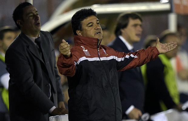 Técnico Néstor Apuzzo lamentou mais uma igualdade do Huracán (foto: Juan Mabromata)