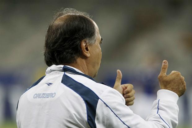 O técnico admitiu ter sido surpreendido pela contratação, mas elogiou o novo reforço