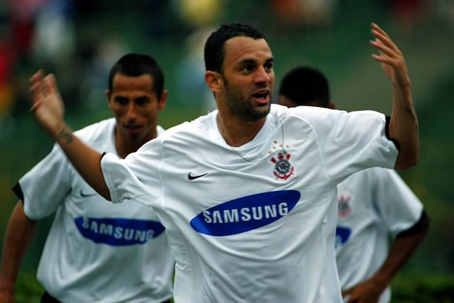 Após defender o rival alviverde, Magrão figurou no Corinthians, por empréstimo junto ao Yokohama Marinos